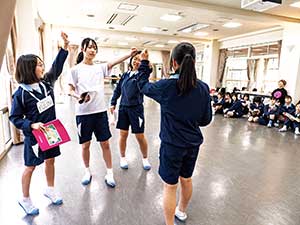 グループごとに、練習の成果をみんなの前で発表!