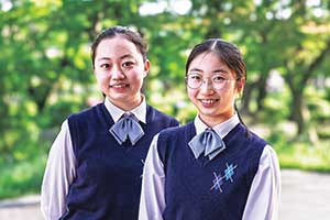 セシリアバレエに所属するおふたり。左から、部長の神田華凜さん(高3)、副部長の赤坂菫さん(高3)