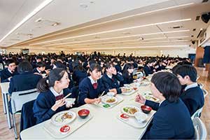 海外姉妹校と盛んに交流をすることで、生徒たちもスムーズに英語でコミュニケーションができるように