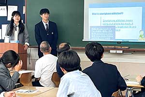 GLP発表の様子。各グループで設定した社会問題に関して、ワークショップを通じて参加者も能動的に考える工夫をしていた