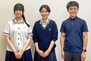 左からY・Kさん（中3）、K・Iさん（高2）、英語科の平山翔太先生