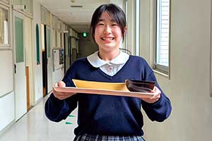 笑顔でランチタイム♪ カフェテリアは辻さんのお気に入りの場所です。