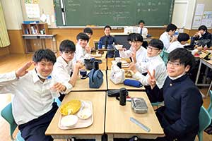 中学生の昼食タイム。クラスの雰囲気は和やかで、男女問わず仲良しです。