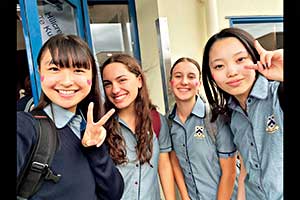 留学コース、ニュージーランド留学では、提携校の制服で現地校に通学。