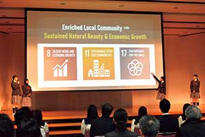 グローバルスタディ演習では、全グループが探究成果を英語プレゼンテーションにまとめます。