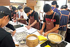 料理教室にて、小籠包づくりを体験