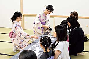 作法室では道徳の授業で茶道も学びます。