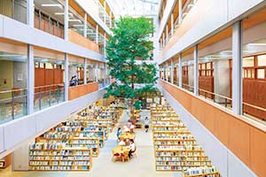 吹き抜けのメディアセンターは学校の中心！知的好奇心や自学自習の精神を育む