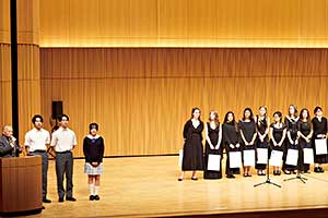 来日したイェール大学のみなさんにインタビューする二人