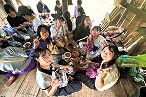 SGコース、高2タイフィールドワークでは山岳民族の村に滞在し、自給自足の生活を経験。