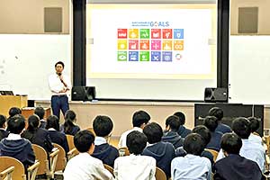 青田校長の行うゼミナール授業の様子