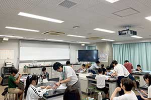 保護者も参加可能な理科実験も開催