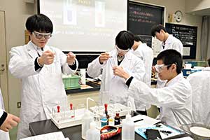 じっくりと実験に取り組み、磨かれる考察力は、理系大学進学後も役立ちます