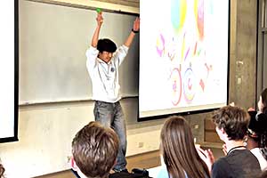 実践大学では日本の文化をプレゼン。けん玉を披露した小林さん