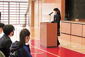 ビブリオバトルの代表者は全学年の前で発表する