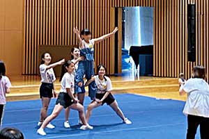 チアでは組体操をベースにした演技を体験できる