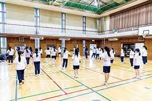 準備運動中の体操部。