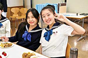 トムヤムクンを作ってくれたというタイの生徒とM・Yさん