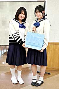 日本のサブカルチャー好きで一緒にディスカウントショップにも行ったというタイの生徒とA・I