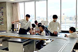 鉄道研究部の体験では卒業生も運営に参加
