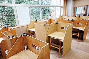 自習に最適なキャレルデスク
