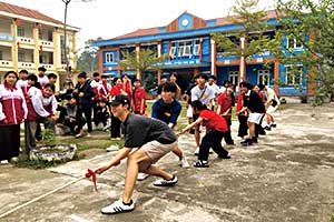 現地の中学生と、綱引きをして楽しむ姿も
