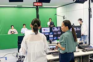 「ニュース番組を作ろう」の一場面。