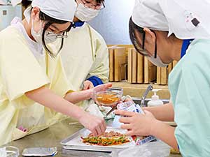 大学にあるピザ窯を使って、中2生がオリジナルのピザを焼き上げる「クリエイティブラーニング」の授業