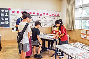 来場者に説明をする生徒たち
