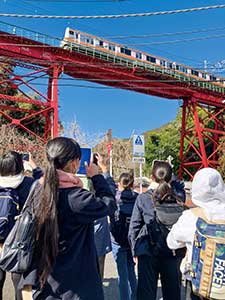橋の歴史を学ぶ講座では実際に現地に足を運んだ。