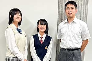 左から町田沙羅さん、渡邉康香さん、藤岡亮先生。「話しやすく親しみやすい先生なのでなんでも相談しています。ですから、自分たちがやりたい企画も通り、過ごしやすい学校づくりができたと思います」と町田さんと渡邉さん。