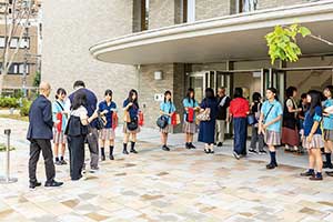 文化祭の入口は普段生徒が登下校する玄関です。