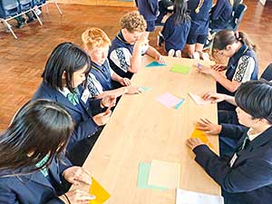 ガールズカレッジ近くの小学校を訪問