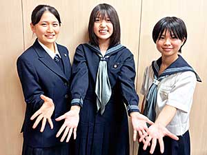 左からH.R.さん(高1)、Y.S.さん(中3)、H.R.さん(中2)