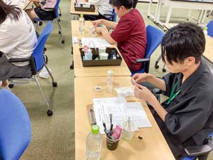 実験のワークショップを行う生徒たち