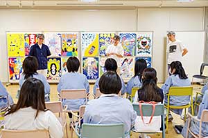 女子美術大学芸術学部デザイン・工芸学科ヴィジュアルデザイン専攻の教授である林規章先生、淺野晃成先生、玉川竜先生による講評が行われた