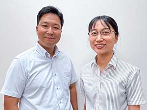 左から、河合隆司先生(中2学年主任)、鈴木遥菜先生(中1学年主任)