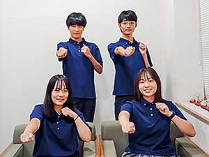 前列左から、名物「昌平よさこい踊り」のポーズをとる高2の山近美緒さん、田宮奏奈（そな）さん、並木大悟君、柴田鷹仁郎（ようじろう）君