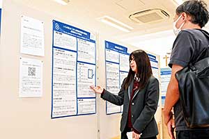 普段の研究成果をポスターセッションの形式で発表。