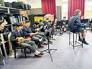 ボーイズズカレッジの音楽の授業でギターを練習中。