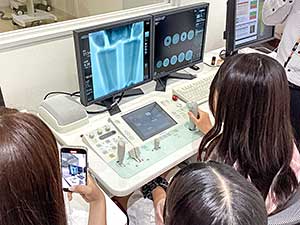 先端の医療系機械の見学に加え操作体験