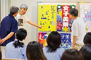 生徒一人ひとりと対話を重ねながら講評する教授達。