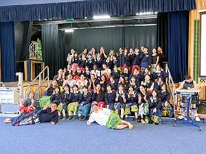 ガールズカレッジで伝統のパシフィカダンスに挑戦。