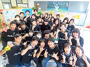 お揃いのTシャツを着て、気勢を上げる生徒たち