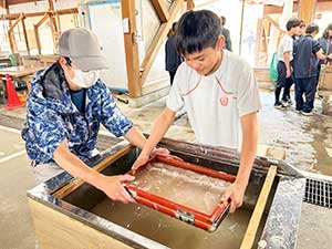 秩父の校外学習で紙漉き体験(中1)