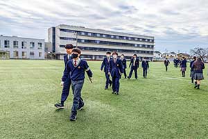 地球の大きさを測定しよう! グラウンドの2つの地点を歩く姿