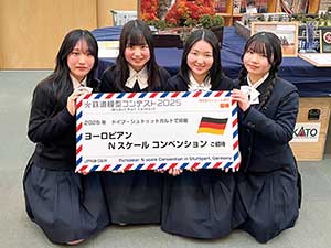左から、岡村さん、青尾さん、吉本さん、山田さん
