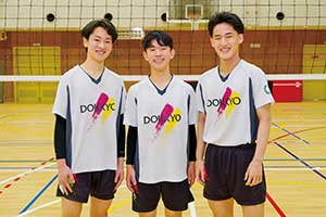 左から、ゲームキャプテン横井征宗さん、部長岡田幹さん、エースアタッカー小林蒼汰さん