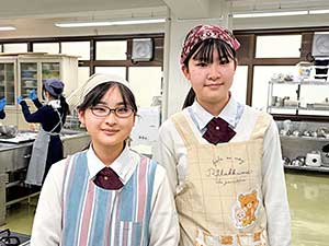 左から中学調理部部長のH.S.さん、副部長のY.K.さん