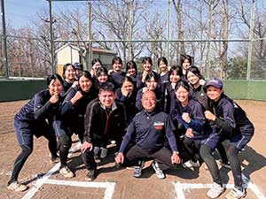 監督の石井先生・顧問の小平先生（写真中央右・左）を中心に、明るく元気にソフトボールを楽しむ